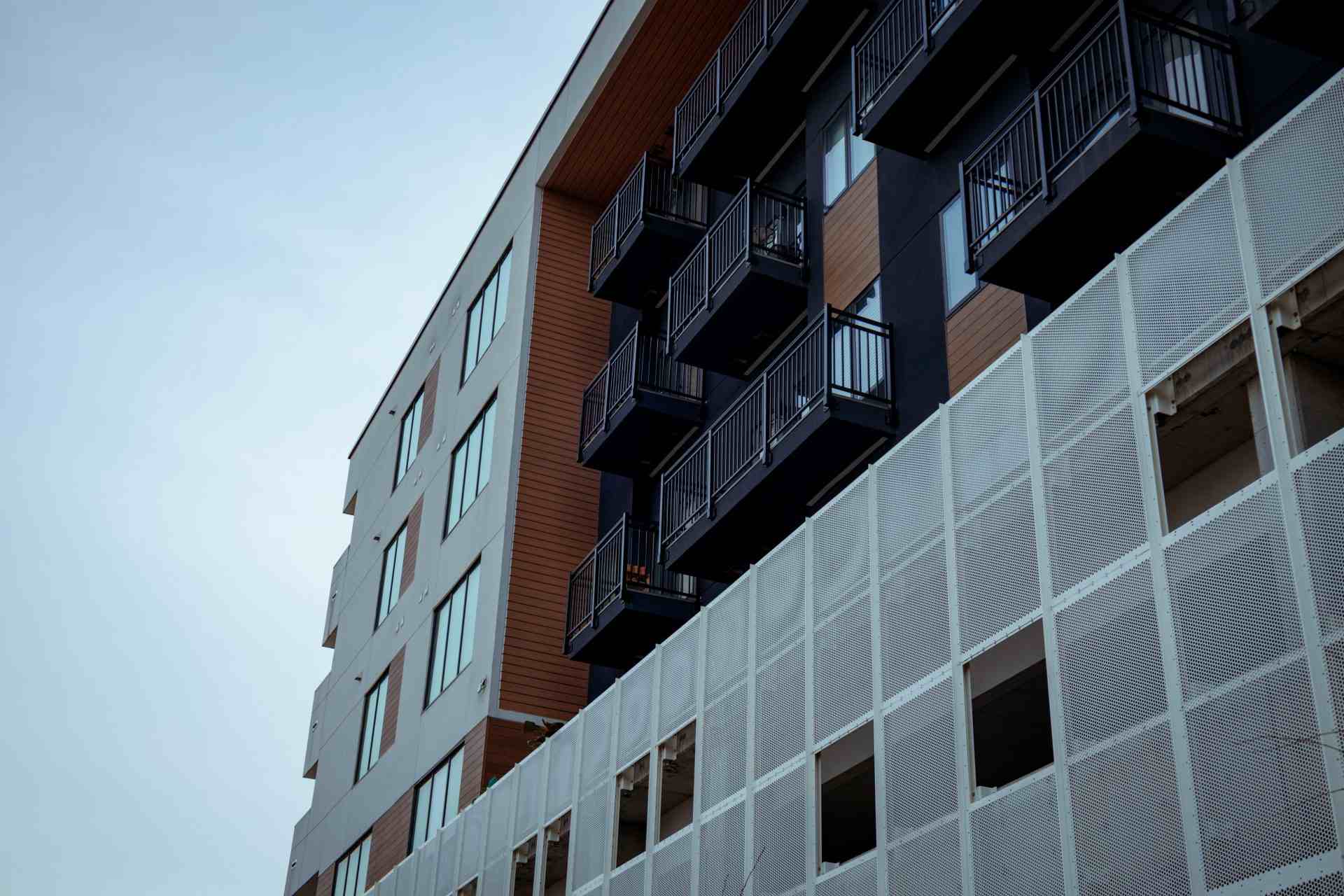 Modernes Gebäude mit Balkonen vor klarem Himmel